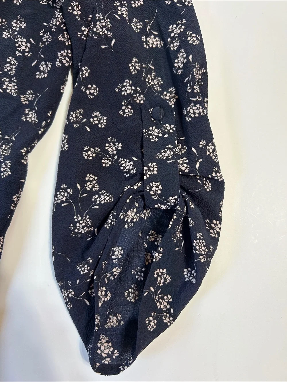 41 Hawthorn blouse top black and white Floral V-Neck working girl
